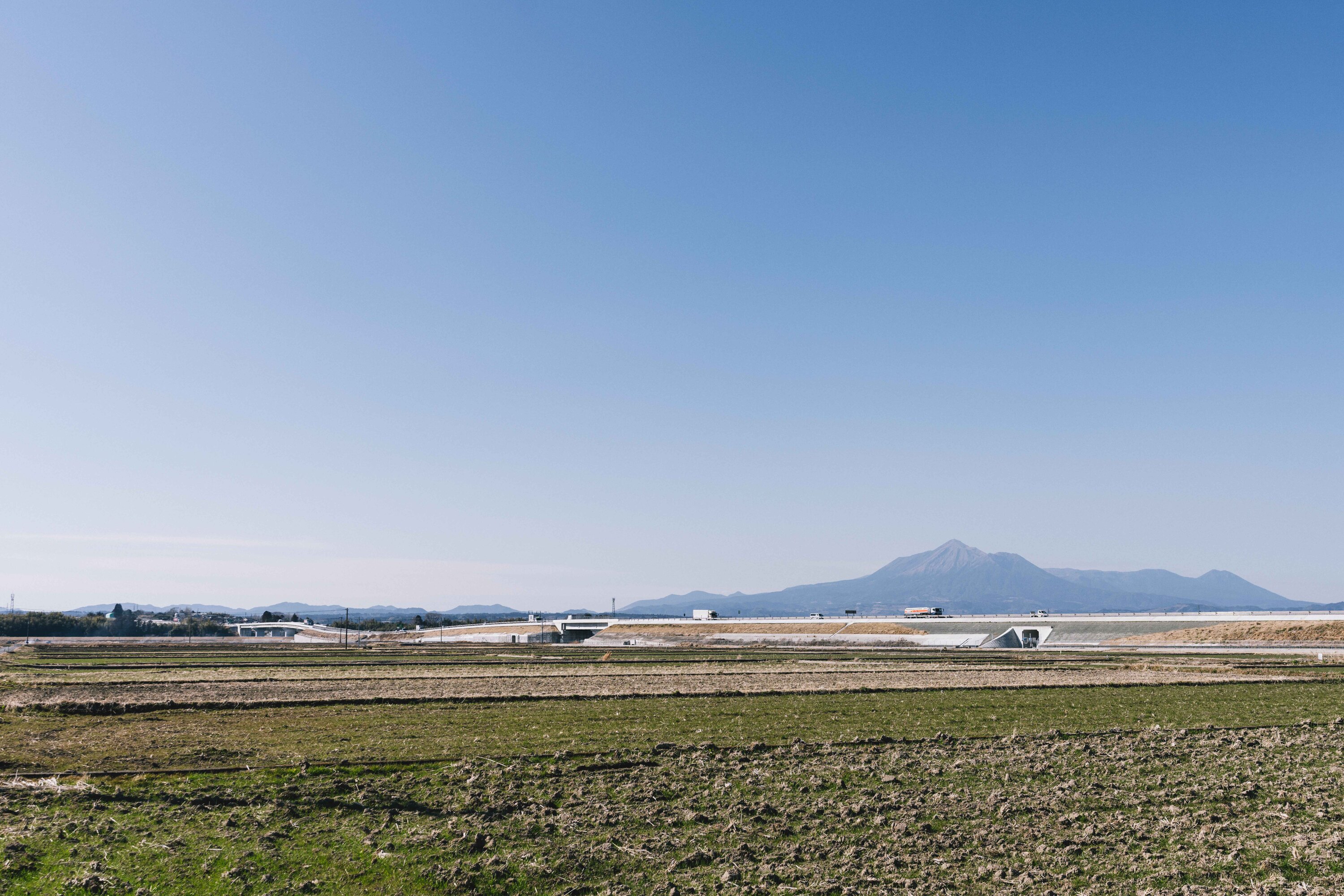 都城志布志道路と霧島山