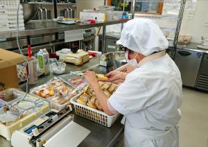 まーる菓子工房での作業の様子