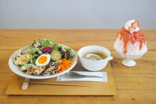 季節野菜のサラダとスープと、かき氷の写真