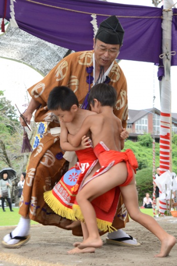 石山花相撲のとりくみの画像