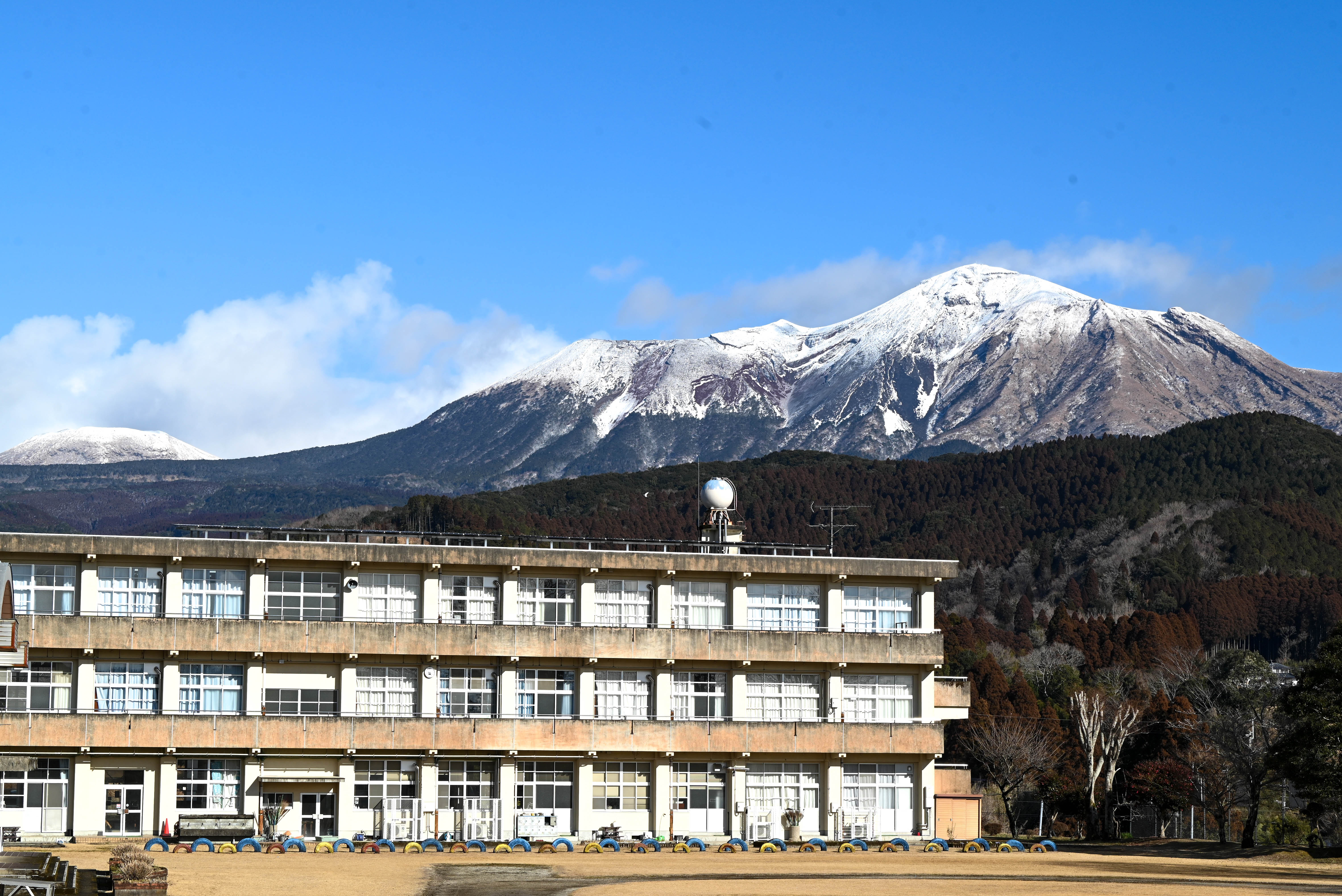 吉之元小学校と霧島山