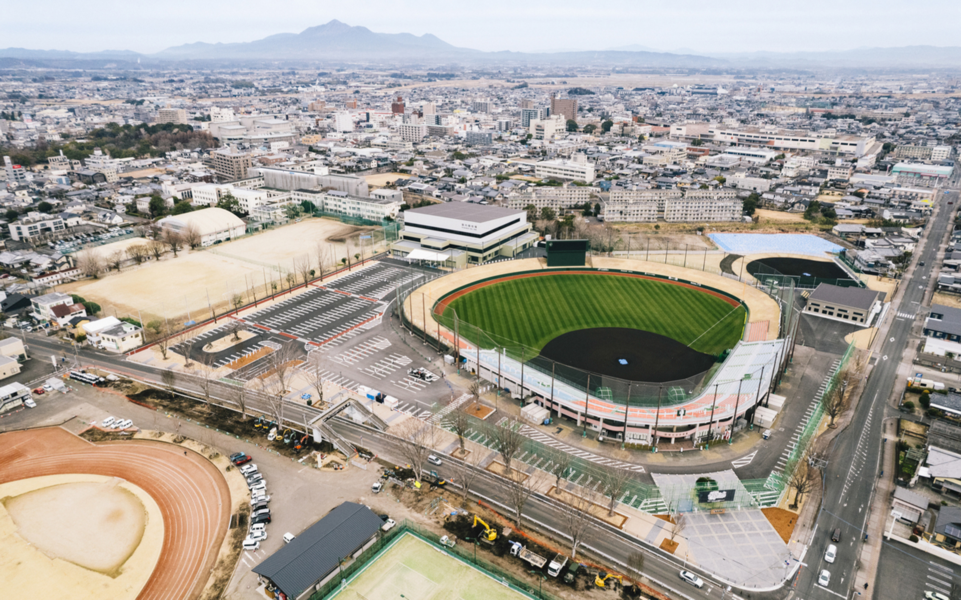 都城運動公園と霧島山