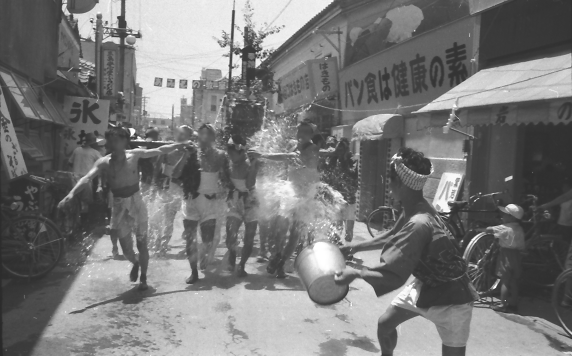 神輿が通る千日通りの商店街
