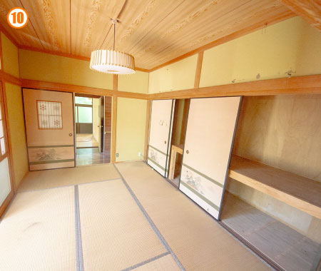 6帖和室03　カット02 天井が一部剥がれています