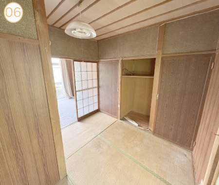 3.8帖和室カット02 収納の多い和室です。