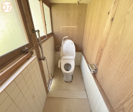 トイレ 汲み取り式のトイレです。