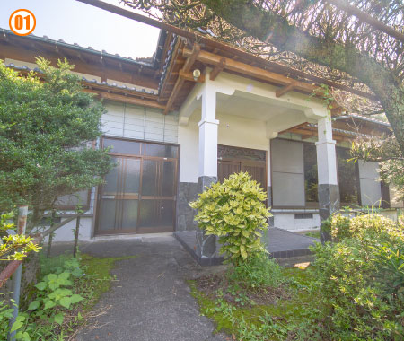 玄関（外から） 草木の剪定など、楽しめる方がいいですね。