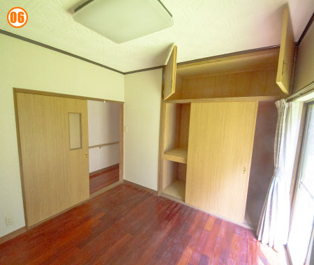 洋室　カット02 上下の大型収納は、嬉しいですね。