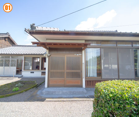 玄関（外から） 砂利が敷かれた庭は、綺麗にお手入れされてます。
