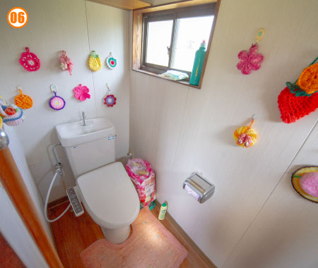 トイレ 奥ばった場所に洗面所とトイレがあります。