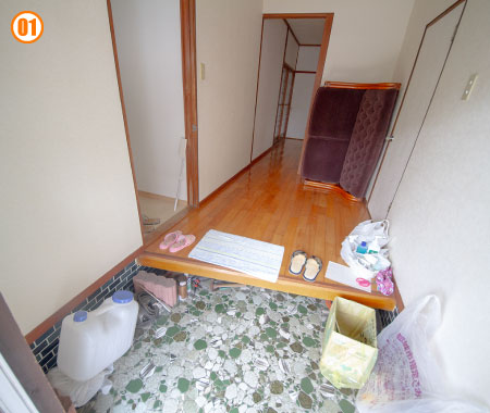 玄関（内から） 物を片付ければ十分靴箱設置可能です。