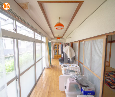 縁側　カット01 レトロな照明が可愛い縁側。