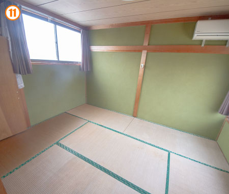 6帖和室　カット01 背の高い場所に窓がある和室。