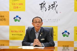 記者会見時の市長写真