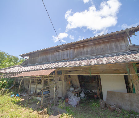  元牛舎 残置物がまだ残っています。