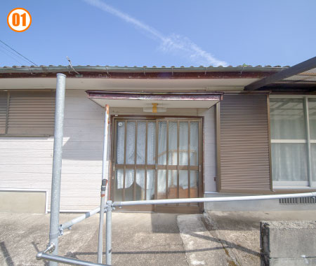 玄関（外） 手すりが、至る所にあります。