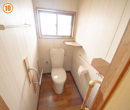 トイレ トイレは、棚が多くて邪魔かもしれません笑