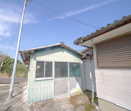 倉庫（外） 家の隣には、3帖程の倉庫があります。