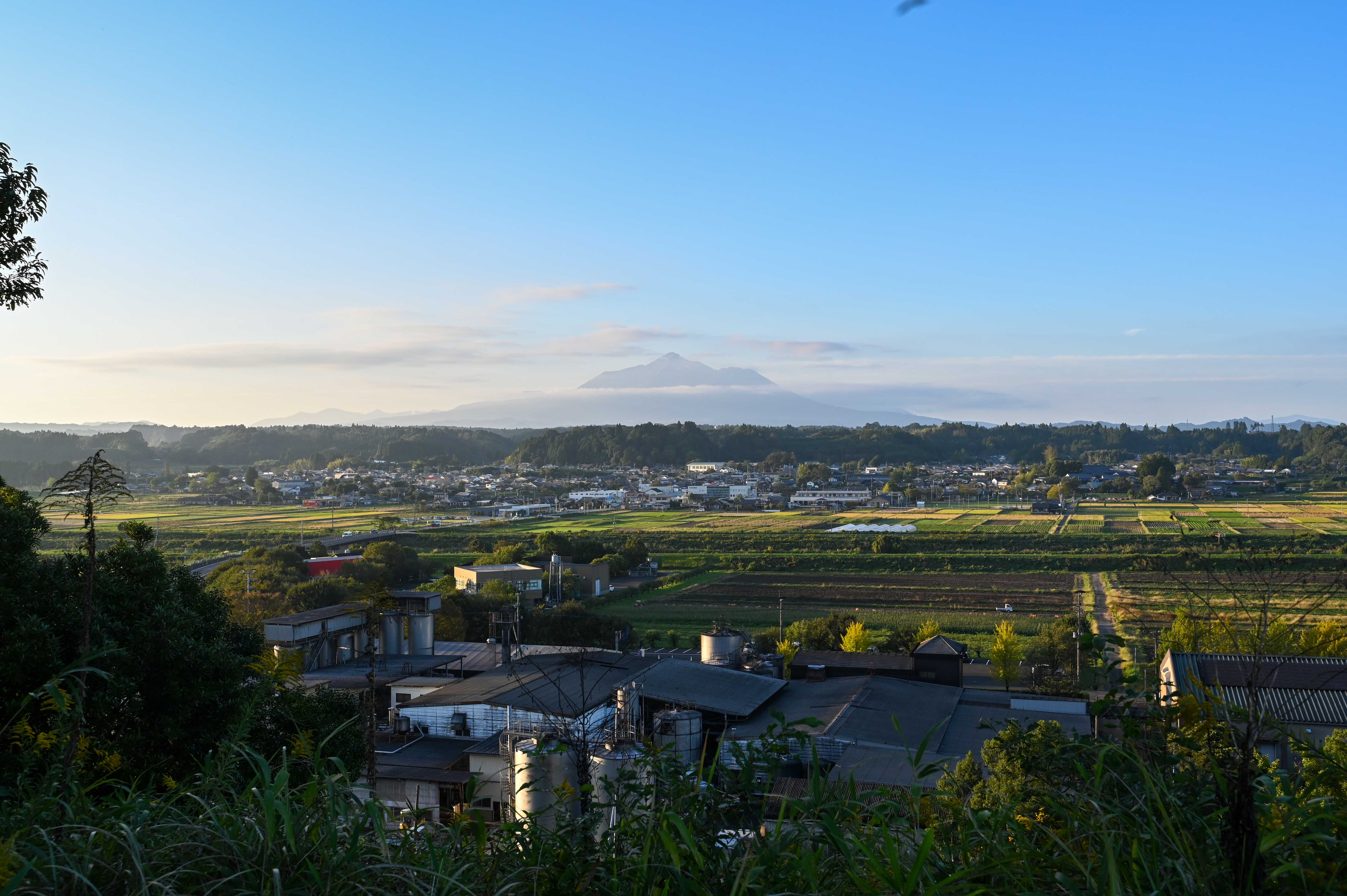 庄内の街並みと霧島山-3枚目-