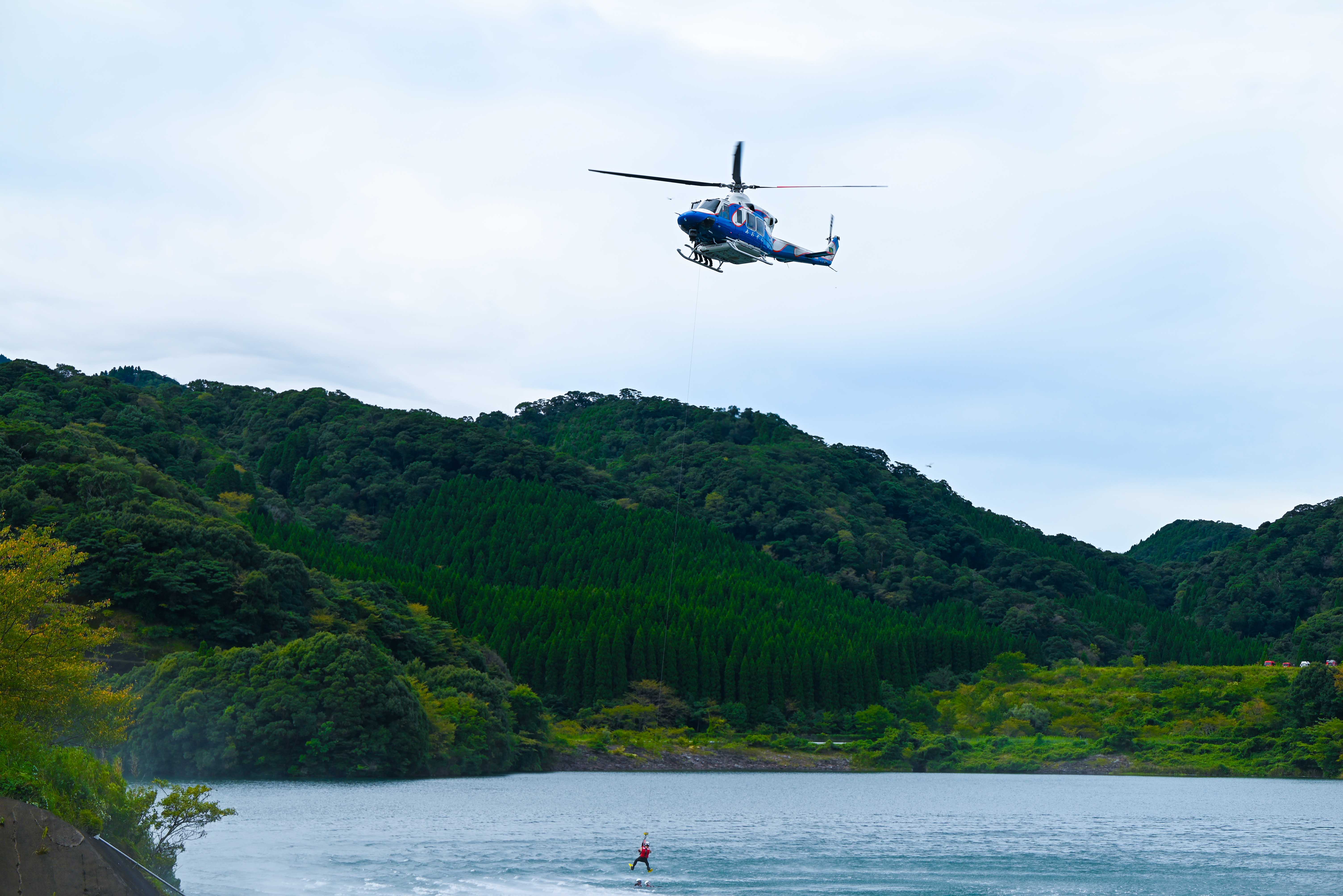 あおぞら航空救助隊・消防合同訓練（天神ダム）