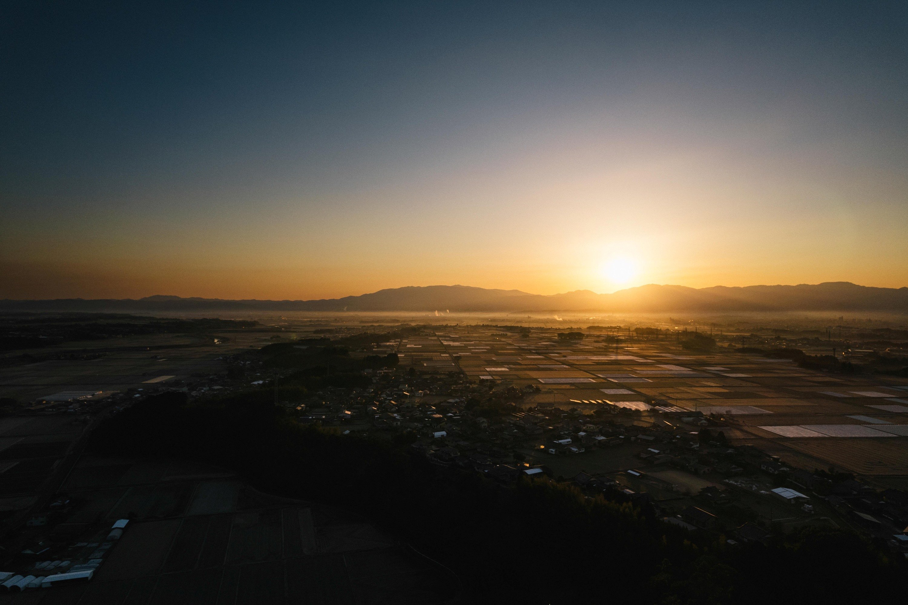 朝明けの頃の空（乙房町からの眺め）