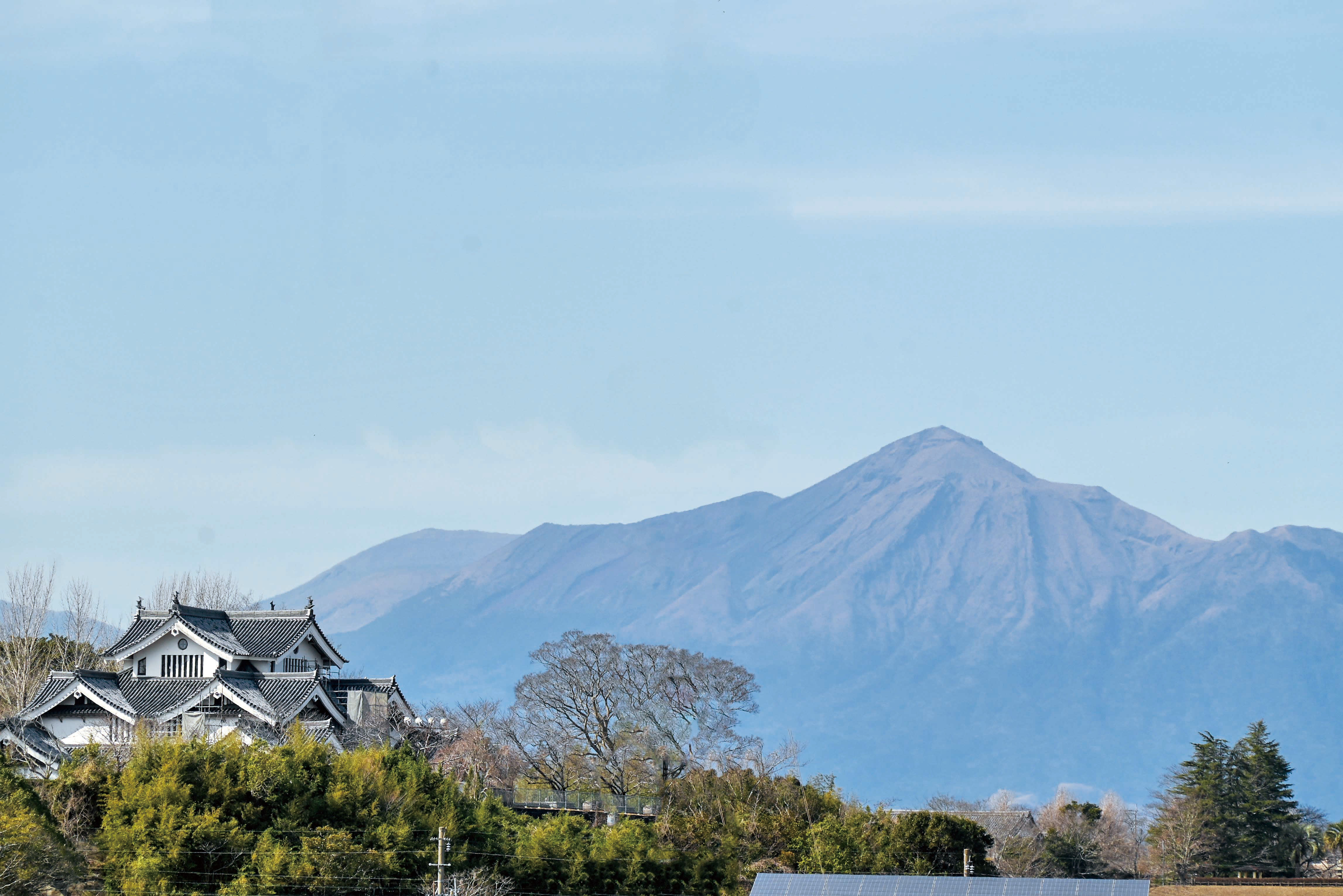 志布志線ウエルネスロードから見た霧島と歴史資料館（広報都城令和5年4月号「届けたい都城の風景」）