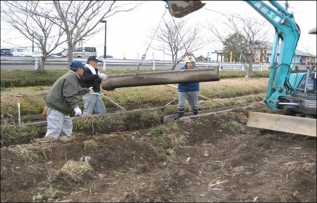 開水路の布設替作業活動