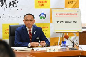 定例記者会見写真