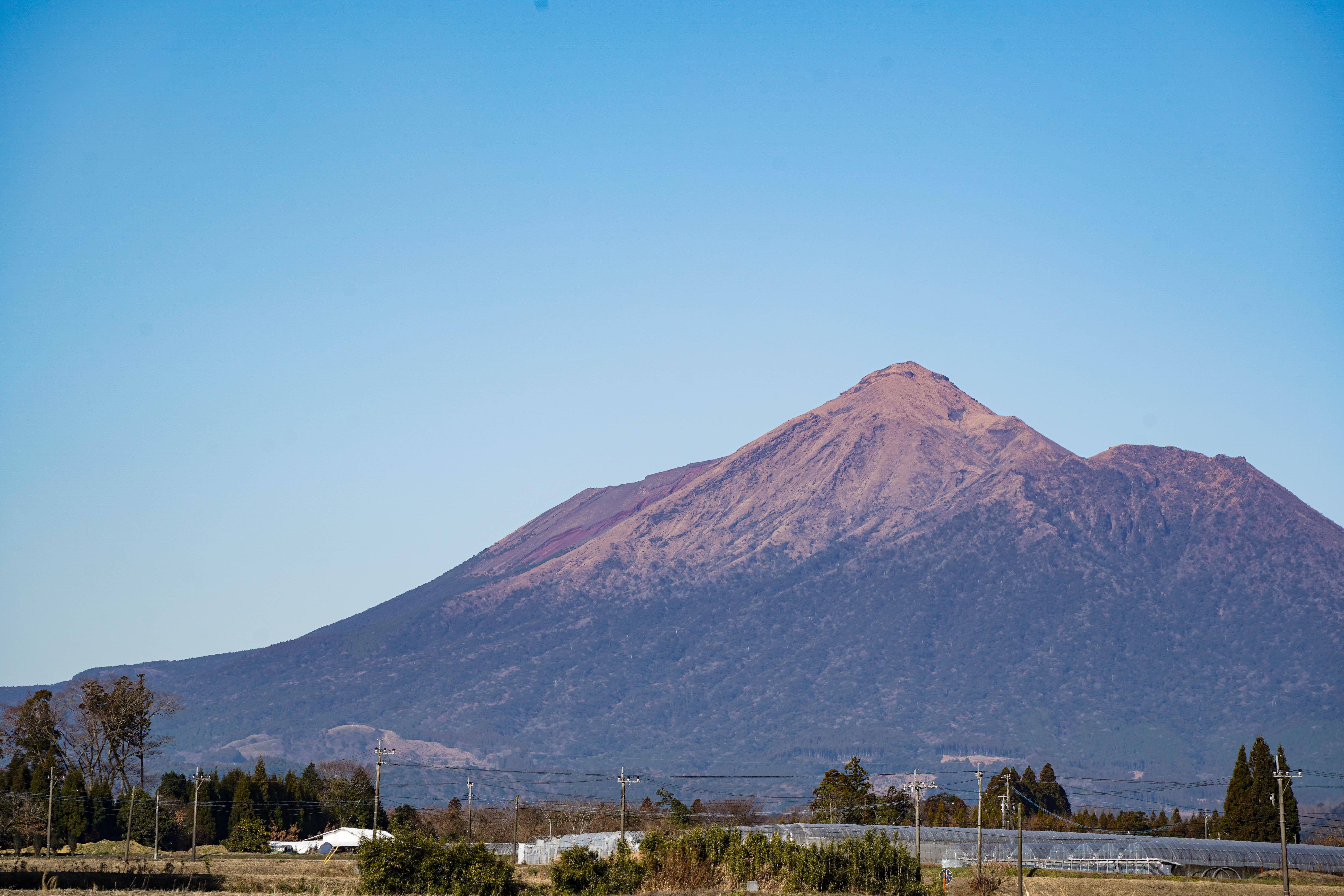 広報都城令和8年2月号届けたい都城の風景「一堂ヶ丘公園から望む霧島山」の写真