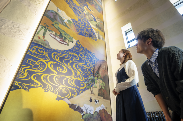 見学者を出迎える霧島酒造の焼酎を育む霧島の自然を描いた霧島ワンダーランド
