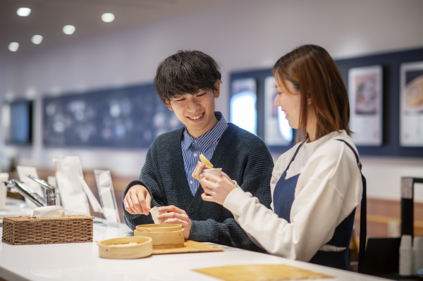 サツマイモの試食と水の試飲