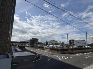庁舎北駐車場を東側道路から撮影した様子です。