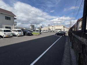庁舎東駐車場を入口側から撮影した画像です