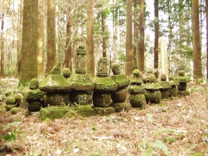 東霧島神社の古石塔群