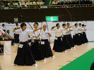 弓道競技男子個人試合の様子　弓を引く選手たち