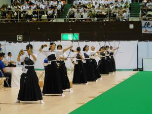 弓道競技女子個人試合の様子　弓を引く選手たち