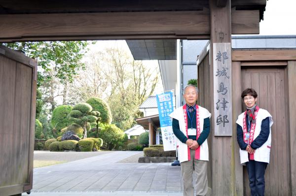 ガイドの大澤康文さん、加治屋光子さん