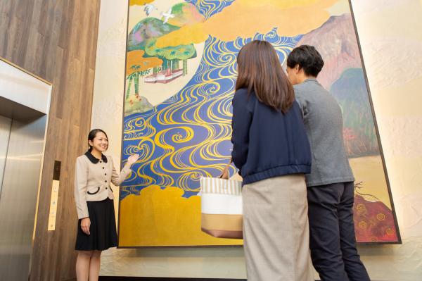 見学者を出迎える霧島酒造の焼酎を育む霧島の自然を描いた「霧島ワンダーランド」