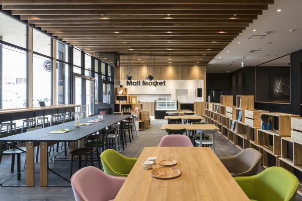 2018年グッドデザイン賞を受賞した都城図書館内のカフェ