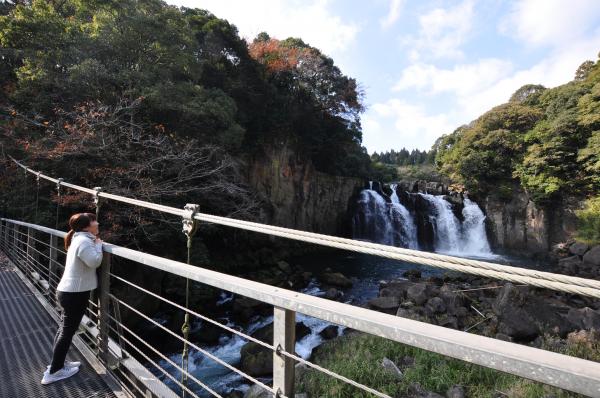 水しぶきを感じる距離の大滝