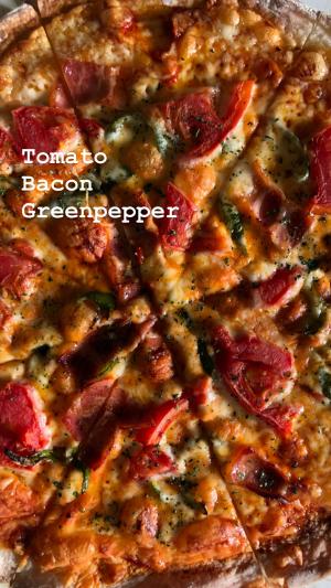  トマトベーコンピーマンのピザの画像