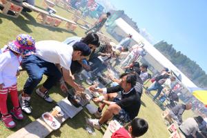 会場で焼き肉をしている写真