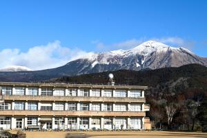吉之元小学校と霧島山