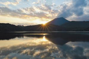 御池に映る夕陽